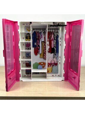 Barbie Fashionistas Ultimate Closet & 3 Dolls